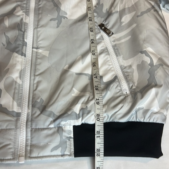 North Face Women’s White Disrupt Camo Bomber Puffer Jacket Sz S - Picture 10 of 11